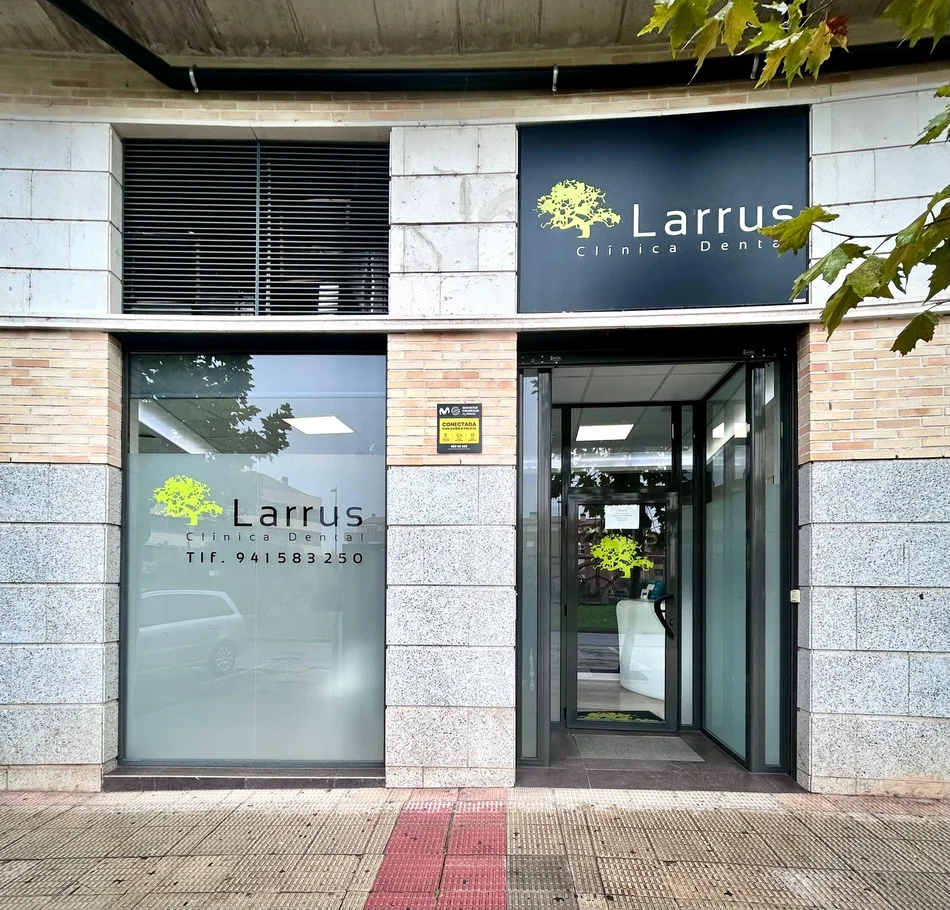 Fachada de Larrus Clínica Dental en Villamediana a 5 minutos de Logroño