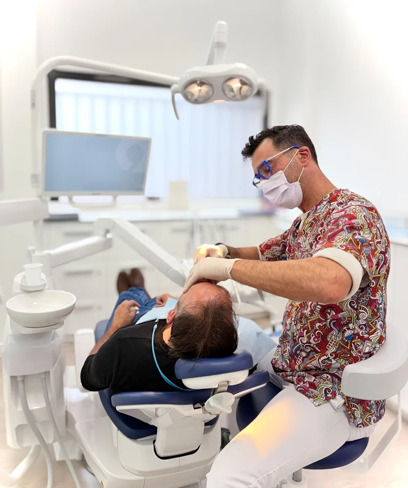 Santiago Mario Larrus dentista en villamediana de iregua trabajando en su clinica dental en Villamediana a min de Logroño