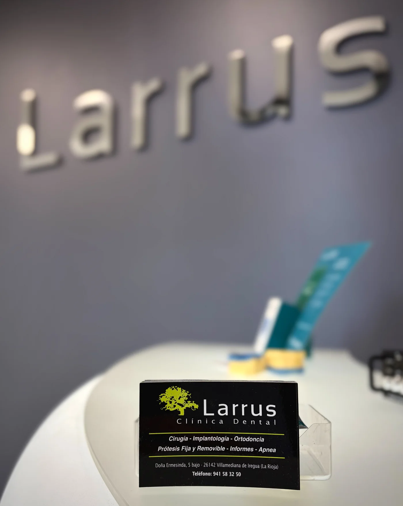 Larrus Clinica Dental Tarjeta de Contacto
